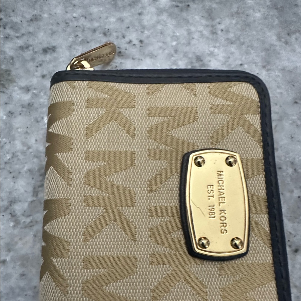 Like NEW Small Michael Kors Wallet